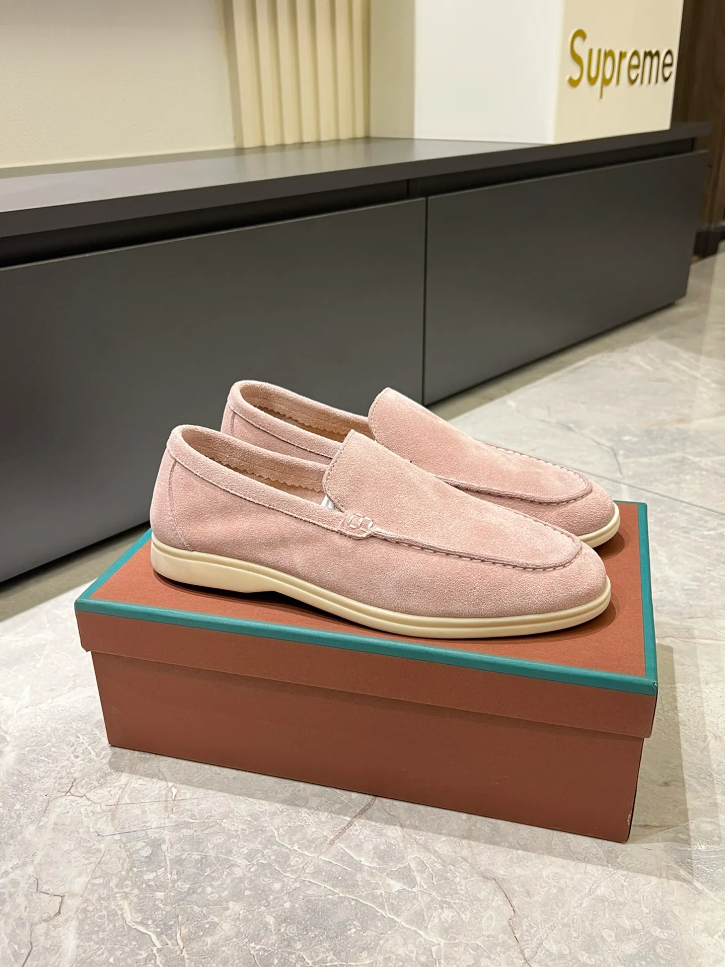Men's shoes 💰p360 "Loro men's shoes 💰pian'*" Classic L men's shoes for couples 💰p Top version British flat loafers, a must-have item in old money style, the minimalist design is eye-catching and durable, a plus point for dressing The soft foot feel and texture are outstanding. They don’t scratch your feet and are very nice. They are matched with soft and waxy soles. They can be worn daily for a long time without getting tired. They are easy to wear, versatile and classic items, with perfect foot feel and texture! Imported cashmere fabric, the lining is made of imported A-grade water-dyed cow lining, the top version of the genuine leather midsole is sewn with pure handmade mark thread! Size: Female 35-40 (34. Customized) Male 38-44 (45.46. Customized)